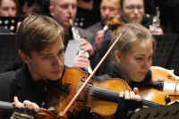 smyčce – Studenti smyčcového oddělení ve školním orchestru.